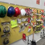 LOTE 042 - Lote com quador mostruario, silicone, linhas de nylon, serrote, martelo, disco de corte, pedra para retificas, regua, tesourão, mostra de modelos de parafusos, pedras de afiar, tampa de vaso, adaptador de mangueira, torneiras, trincha, rolo de pintura, capacetes de epi, oculos. 