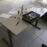LOTE 010 - 1 mesa de escritório