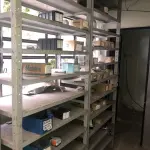LOTE 076 - Lote com 5 prateleiras e poucos parafusos e caixas de parafusos 