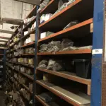 LOTE 001 - Lote grande com prateleiras de madeiras com parafusos, porcas, barras de ferro com rosca, pregos, chapinhas de fixação