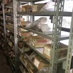 LOTE 075 - Lote com 7 prateleiras e diversos parafuos e arruelas e porcas, prateleira com barra de ferro com rosca e caixas com parafusos