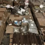 LOTE 001 - Lote com aproximadamente 56 paletes de parafusos, porcas, barras de ferro com rosca, pregos, chapinhas de fixação, aprox. 3.500kg