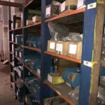 LOTE 001 - Lote grande com prateleiras de madeiras com parafusos, porcas, barras de ferro com rosca, pregos, chapinhas de fixação
