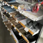 LOTE 028 - Lote com lixas diversos grãos, espatula, bacia para rolo de tinta, escova de aço 