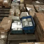 LOTE 001 - Lote com aproximadamente 56 paletes de parafusos, porcas, barras de ferro com rosca, pregos, chapinhas de fixação, aprox. 3.500kg