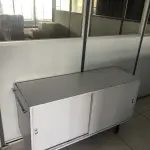 LOTE 081 - Lote com armario 2 portas, armario 2 portas mais prateleira, estação de trabalho com 6 lugares, 2 cadeiras, 2 mesas em L, armario baixo 2 portas, frigobar, reck