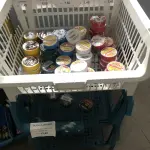 LOTE 007 - Lote de fita isolante, capas de chuva descartaveis, veda rosca, tesoura, pilhas, cola, silicone, machos para extensão, protetores, arame de solda, grafite