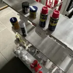 LOTE 033 - Lote com WD-40, cola para madeira, espuma de polioretano, silicone, movel expositor 