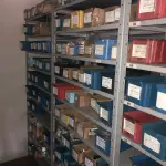 LOTE 065 - Lote com 7 prateleiras e diversos parafuos e arruelas e porcas 