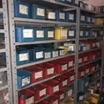 LOTE 064 - Lote com 7 prateleiras e diversos parafuos e arruelas e porcas 