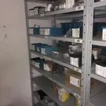LOTE 063 - Lote com 7 prateleiras e diversos parafuos e arruelas e porcas 