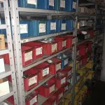 LOTE 063 - Lote com 7 prateleiras e diversos parafuos e arruelas e porcas 