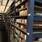 LOTE 001 - Lote grande com prateleiras de madeiras com parafusos, porcas, barras de ferro com rosca, pregos, chapinhas de fixação