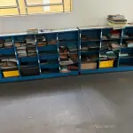 LOTE 017 - armario azul em 2 partes tipo escaninho
