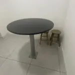 LOTE 040 - 1 mesa com tampo de mármore negro pregada ao chão