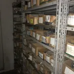 LOTE 067 - Lote com 7 prateleiras e diversos parafuos e arruelas e porcas 