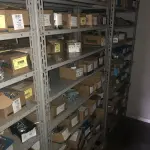 LOTE 067 - Lote com 7 prateleiras e diversos parafuos e arruelas e porcas 