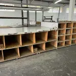 LOTE 006 - movel em madeira tipo escaniho