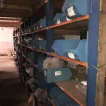 LOTE 001 - Lote grande com prateleiras de madeiras com parafusos, porcas, barras de ferro com rosca, pregos, chapinhas de fixação