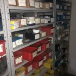 LOTE 063 - Lote com 7 prateleiras e diversos parafuos e arruelas e porcas 