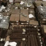 LOTE 001 - Lote com aproximadamente 56 paletes de parafusos, porcas, barras de ferro com rosca, pregos, chapinhas de fixação, aprox. 3.500kg
