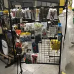 LOTE 008 - Lote com chave teste, massa de calafetar, T, luvas, fita isolante, organizador, lampadas, capas de chuva descartaveis