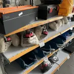 LOTE 029 - Caixa de ferramentas de metal, caixa de plastico, caixa de correio, sacos de estopas, eletrodos, retalho de panos, porta eletrodo, garra negativa