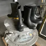 LOTE 017 - Lote com botas de borracha, parafusos 