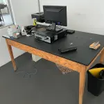 LOTE 036 - mesa em madeira com tampo preto