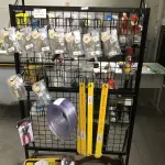 LOTE 009 - Lote com  trincha, paquímetro, bandeja para tinta, funil, rolo para pintura, assento sanitário, números, mangueira nível, alicate, serra, pregos