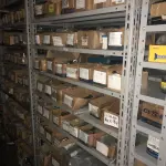 LOTE 067 - Lote com 7 prateleiras e diversos parafuos e arruelas e porcas 
