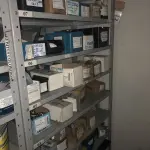 LOTE 062 - Lote com 7 prateleiras e diversos parafuos e arruelas e porcas 