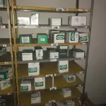 LOTE 069 - Lote com 3 prateleiras e parafusos de diversos modelos 