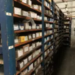LOTE 001 - Lote grande com prateleiras de madeiras com parafusos, porcas, barras de ferro com rosca, pregos, chapinhas de fixação