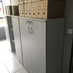 LOTE 081 - Lote com armario 2 portas, armario 2 portas mais prateleira, estação de trabalho com 6 lugares, 2 cadeiras, 2 mesas em L, armario baixo 2 portas, frigobar, reck