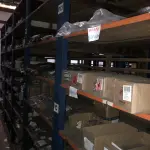 LOTE 001 - Lote grande com prateleiras de madeiras com parafusos, porcas, barras de ferro com rosca, pregos, chapinhas de fixação