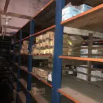 LOTE 001 - Lote grande com prateleiras de madeiras com parafusos, porcas, barras de ferro com rosca, pregos, chapinhas de fixação