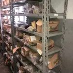 LOTE 075 - Lote com 7 prateleiras e diversos parafuos e arruelas e porcas, prateleira com barra de ferro com rosca e caixas com parafusos