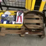 LOTE 009 - Lote com  trincha, paquímetro, bandeja para tinta, funil, rolo para pintura, assento sanitário, números, mangueira nível, alicate, serra, pregos