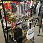 LOTE 009 - Lote com  trincha, paquímetro, bandeja para tinta, funil, rolo para pintura, assento sanitário, números, mangueira nível, alicate, serra, pregos