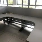 LOTE 081 - Lote com armario 2 portas, armario 2 portas mais prateleira, estação de trabalho com 6 lugares, 2 cadeiras, 2 mesas em L, armario baixo 2 portas, frigobar, reck