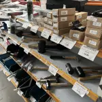 LOTE 030 - Lote com serrote, prateleira, prumo de plastico, pistola para colo quente, serrote drywall, pedra de afiar, martelos de borracha, martelo, dobradiças, mão francesa