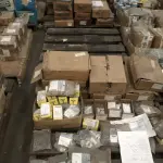 LOTE 001 - Lote com aproximadamente 56 paletes de parafusos, porcas, barras de ferro com rosca, pregos, chapinhas de fixação, aprox. 3.500kg