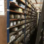 LOTE 001 - Lote grande com prateleiras de madeiras com parafusos, porcas, barras de ferro com rosca, pregos, chapinhas de fixação