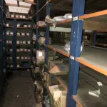 LOTE 001 - Lote grande com prateleiras de madeiras com parafusos, porcas, barras de ferro com rosca, pregos, chapinhas de fixação