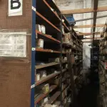 LOTE 001 - Lote grande com prateleiras de madeiras com parafusos, porcas, barras de ferro com rosca, pregos, chapinhas de fixação