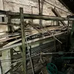 LOTE 035 - lote com prateleiras metalicas verdes e canos e perfis de metais usados