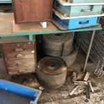 LOTE 002 - LOTE ENGLOBADO DE MAQUINAS E MÓVEIS SOMENTE NO PAVILHÃO DA ESQUINA