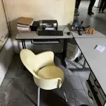 LOTE 033 - mesa em L cor cinza cadeira bege, cpu telclado sem a tela