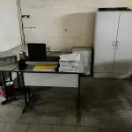 LOTE 032 - mesa em 2 cor cinza cadeira preta gaveteiro auxiliar e armario grande 2 portas cor cinza de madeira